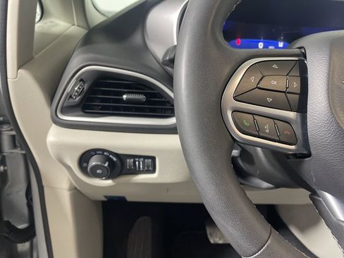 Used 2024 Chrysler Pacifica Touring-L image 13