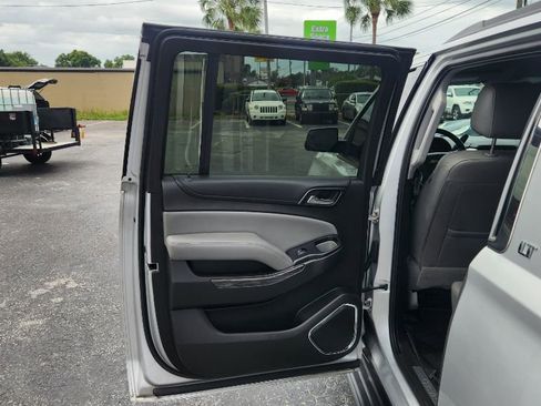 Used 2018 Chevrolet Suburban LT RWD image 11