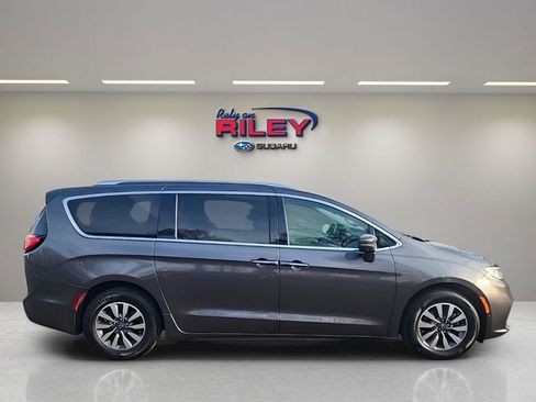 Used 2021 Chrysler Pacifica Touring-L w/ Premium & Safety Sphere Group image 6