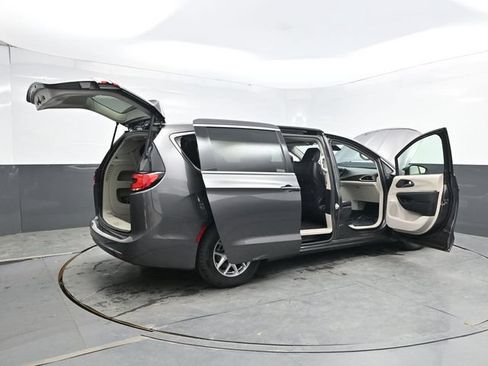 Used 2023 Chrysler Pacifica Touring-L FWD image 49