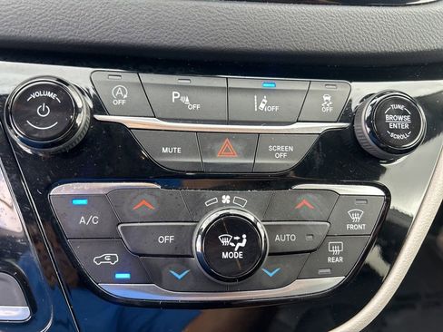 Certified 2023 Chrysler Pacifica Touring-L image 40