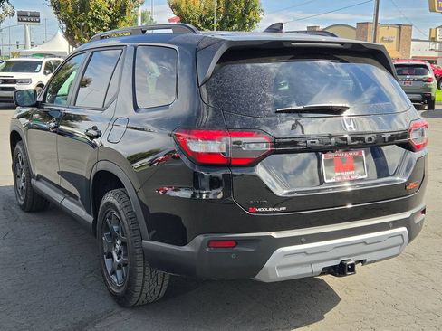 Used 2025 Honda Pilot TrailSport image 6