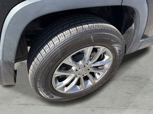Used 2019 Jeep Cherokee Latitude Plus AWD/4WD image 9