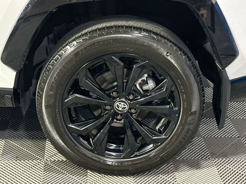 Used 2024 Toyota RAV4 SE image 12