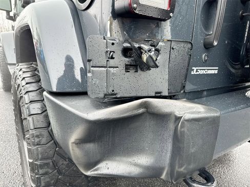 Used 2016 Jeep Wrangler Unlimited Sahara w/ Connectivity Group image 28