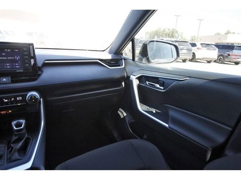 Used 2022 Toyota RAV4 SE image 13