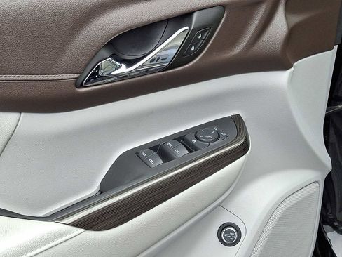 Used 2023 GMC Acadia SLT image 29