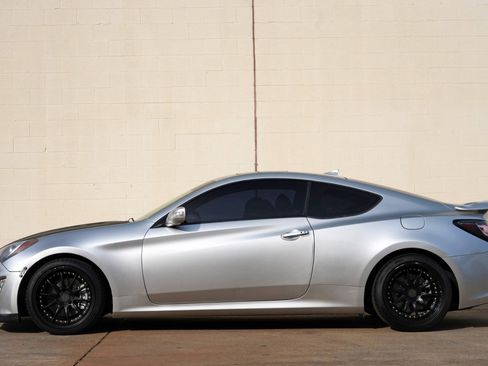 Used 2013 Hyundai Genesis 3.8 RWD image 8