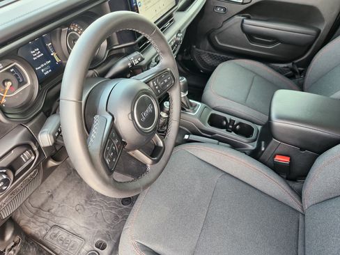 Used 2025 Jeep Gladiator Rubicon AWD/4WD image 14