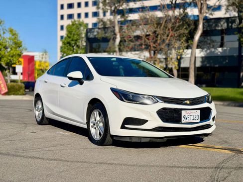 Used 2017 Chevrolet Cruze LT FWD image 3