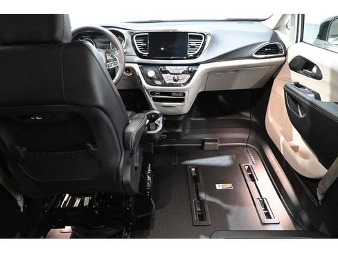 Used 2024 Chrysler Pacifica Touring-L FWD image 23