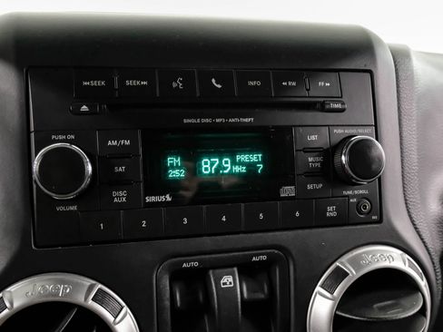 Used 2018 Jeep Wrangler Sahara w/ Connectivity Group AWD/4WD image 21