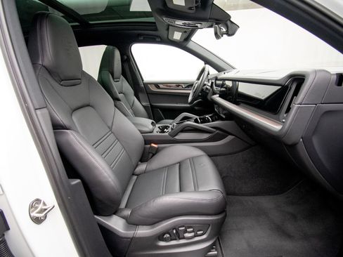Used 2025 Porsche Cayenne S AWD/4WD image 14