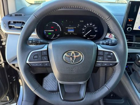 Used 2025 Toyota Sienna XLE image 15