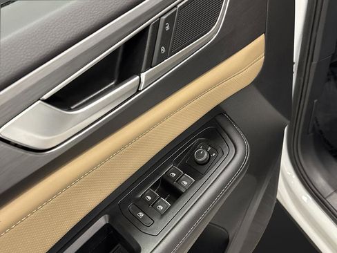 Used 2025 Volkswagen Atlas Cross Sport SE FWD image 25