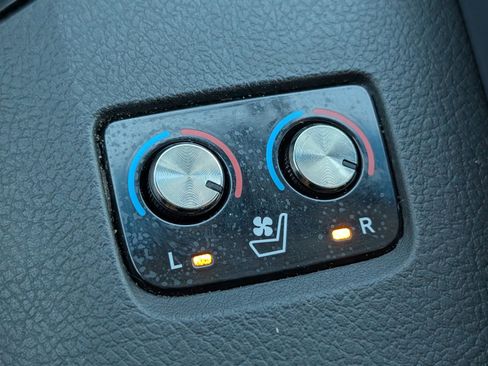 Used 2015 Toyota Avalon Limited image 24