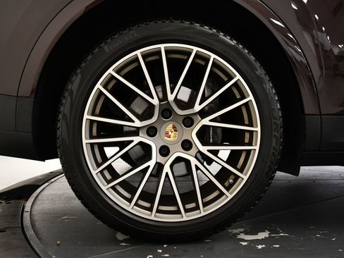 Used 2023 Porsche Cayenne Platinum Edition image 19
