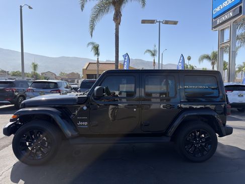 Used 2022 Jeep Wrangler Unlimited Sahara w/ Cold Weather Group AWD/4WD image 5