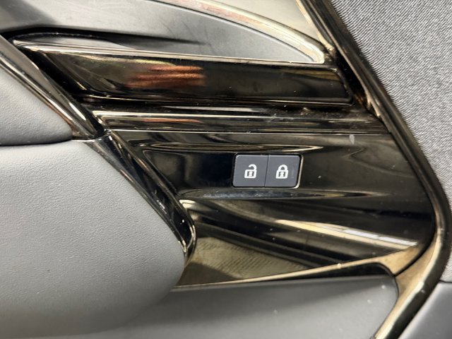 Used 2025 Land Rover Range Rover Sport SE AWD/4WD image 15