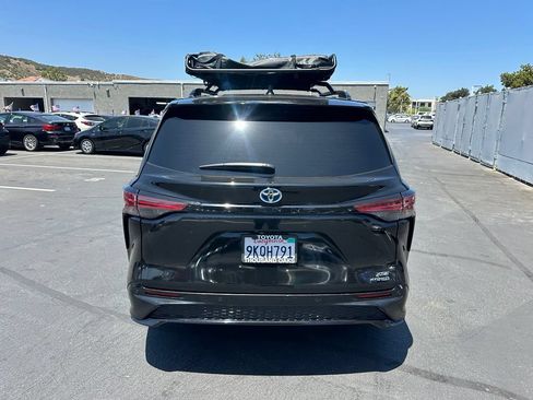 Used 2024 Toyota Sienna XSE w/ XSE Plus Package FWD image 3