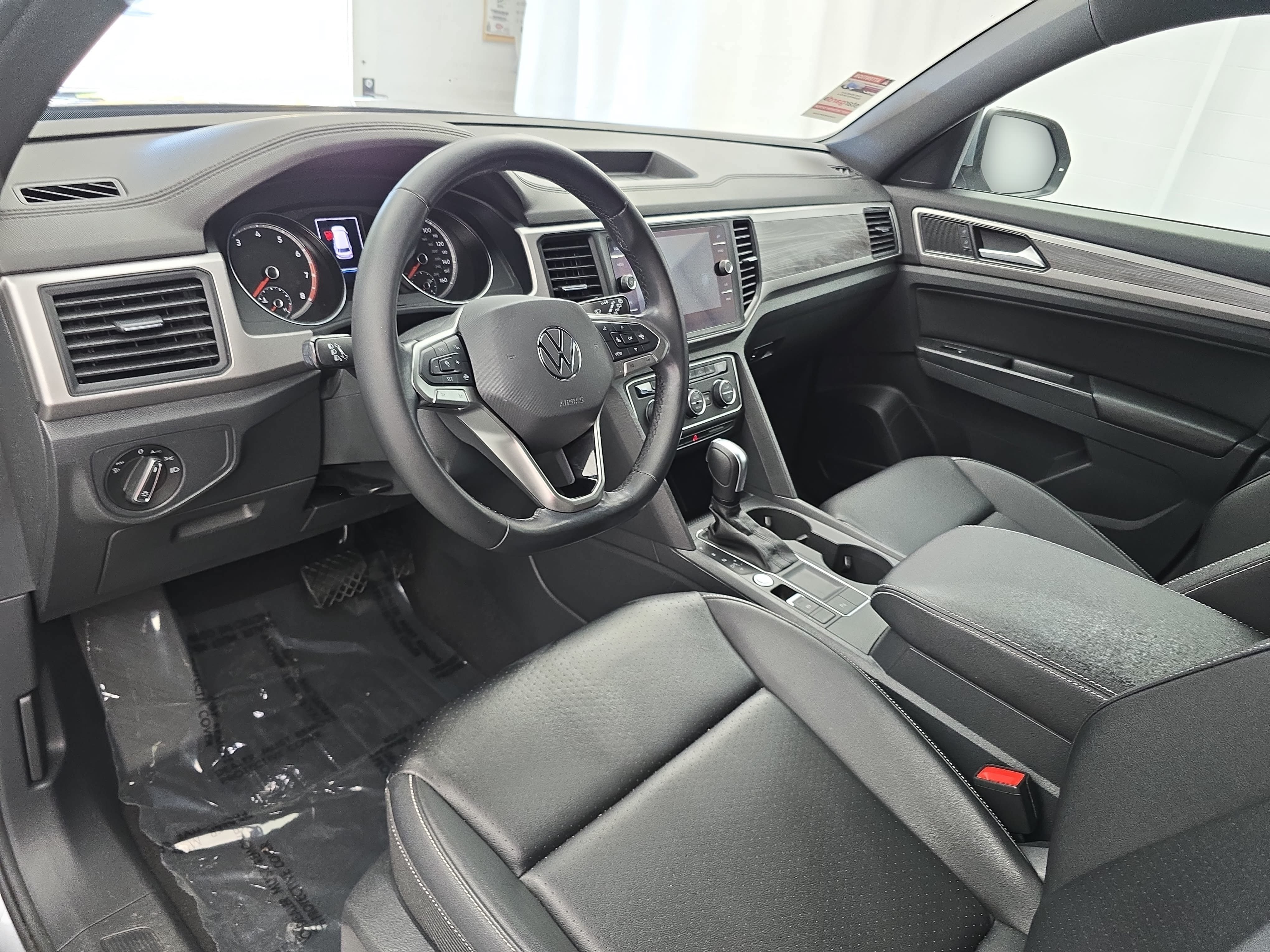 Used 2020 Volkswagen Atlas Cross Sport SE w/ Panoramic Sunroof Package FWD image 16