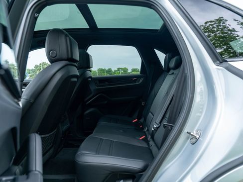 Certified 2024 Porsche Cayenne AWD/4WD image 32