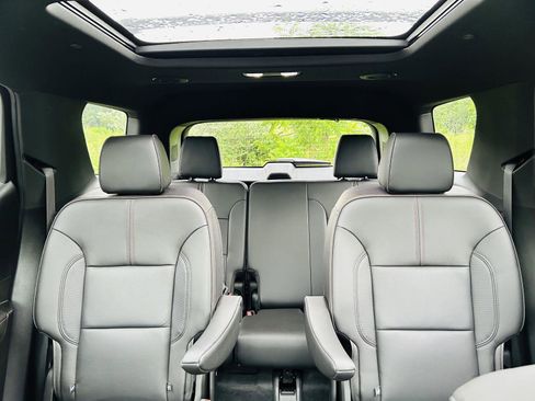 Used 2023 Chevrolet Traverse RS image 32