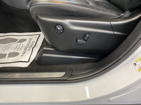 Certified 2022 Jeep Grand Cherokee Limited image 13