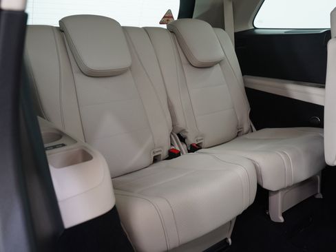 Used 2025 Mercedes-Benz GLS 450 4MATIC image 17