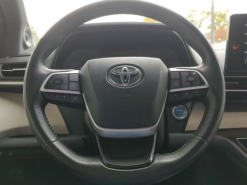 Used 2021 Toyota Sienna XLE image 16