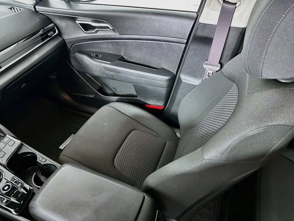 Used 2025 Kia Sportage LX FWD image 22
