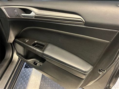 Used 2017 Ford Fusion SE image 11