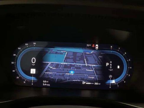 Used 2025 Volvo XC40 B5 Plus image 9