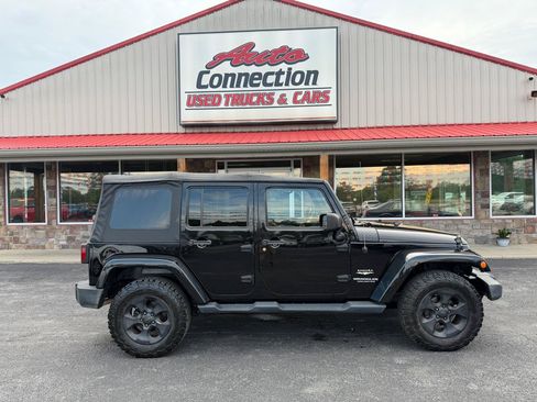 Used 2015 Jeep Wrangler Unlimited Sahara w/ Dual Top Group AWD/4WD image 3