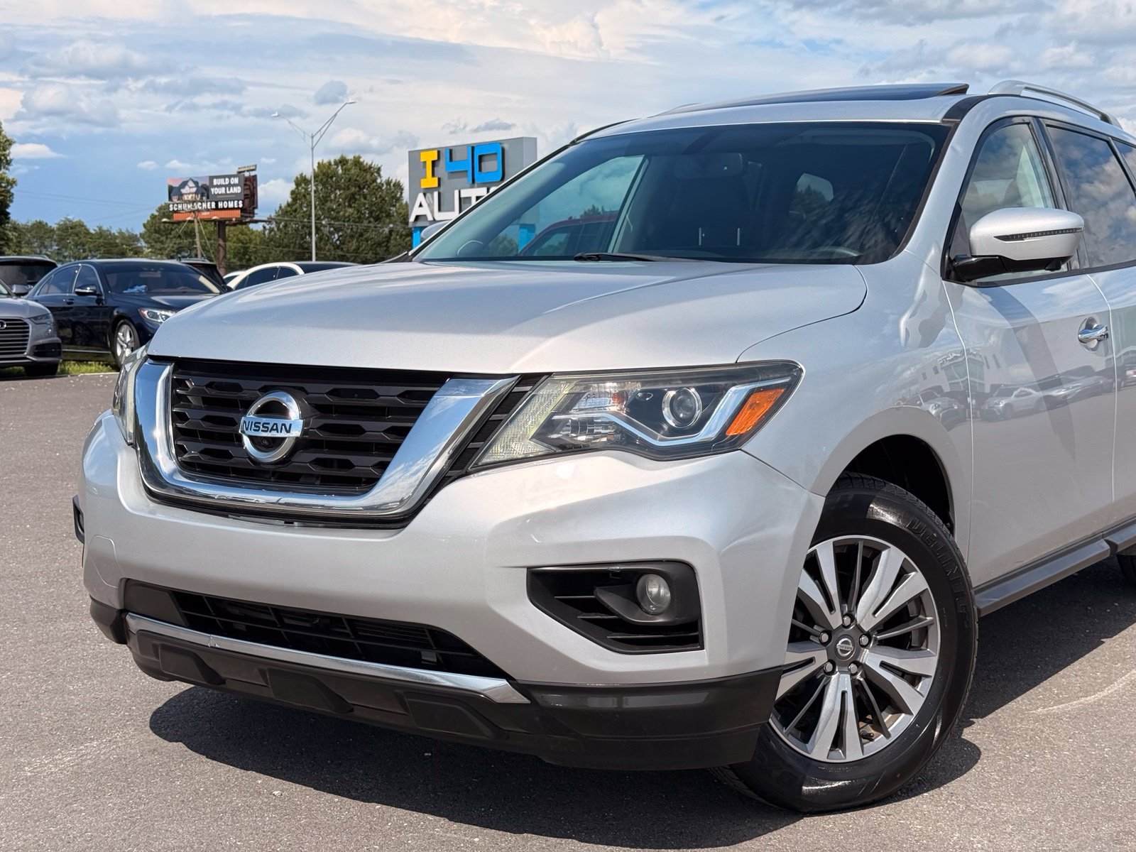 Used 2017 Nissan Pathfinder SL w/ SL Premium Package AWD/4WD image 2