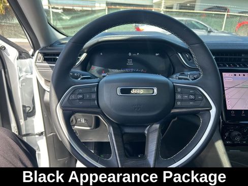 Used 2023 Jeep Grand Cherokee Limited w/ Luxury Tech Group II image 16