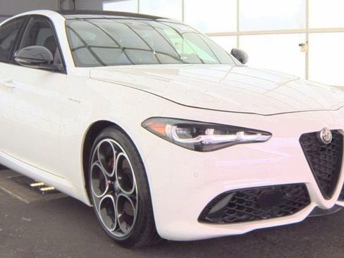 Used 2024 Alfa Romeo Giulia Veloce image 2