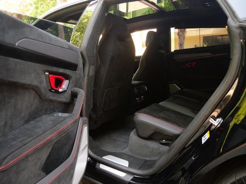 Used 2024 Lamborghini Urus Performante AWD/4WD image 17