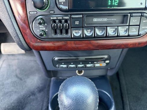 Used 2002 Chrysler Sebring Limited image 27