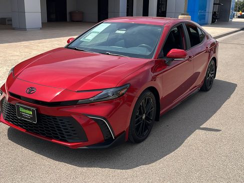 Used 2025 Toyota Camry SE w/ Convenience Package FWD image 3