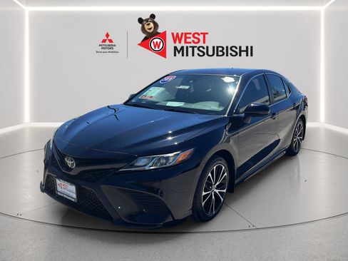 Used 2019 Toyota Camry SE FWD image 1