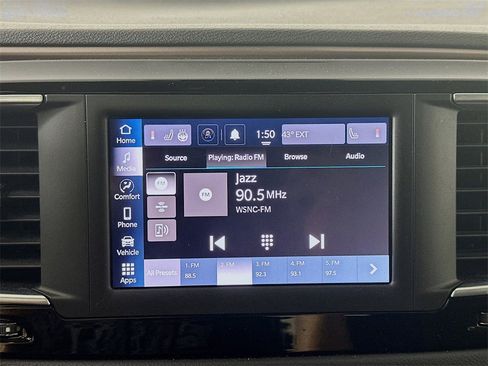 Used 2023 Chrysler Voyager LX image 17