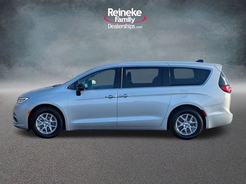 Used 2024 Chrysler Pacifica Touring-L image 9