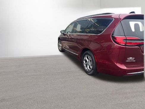 Used 2023 Chrysler Pacifica Limited image 5