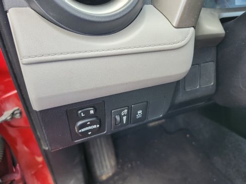 Used 2013 Toyota RAV4 LE FWD image 17
