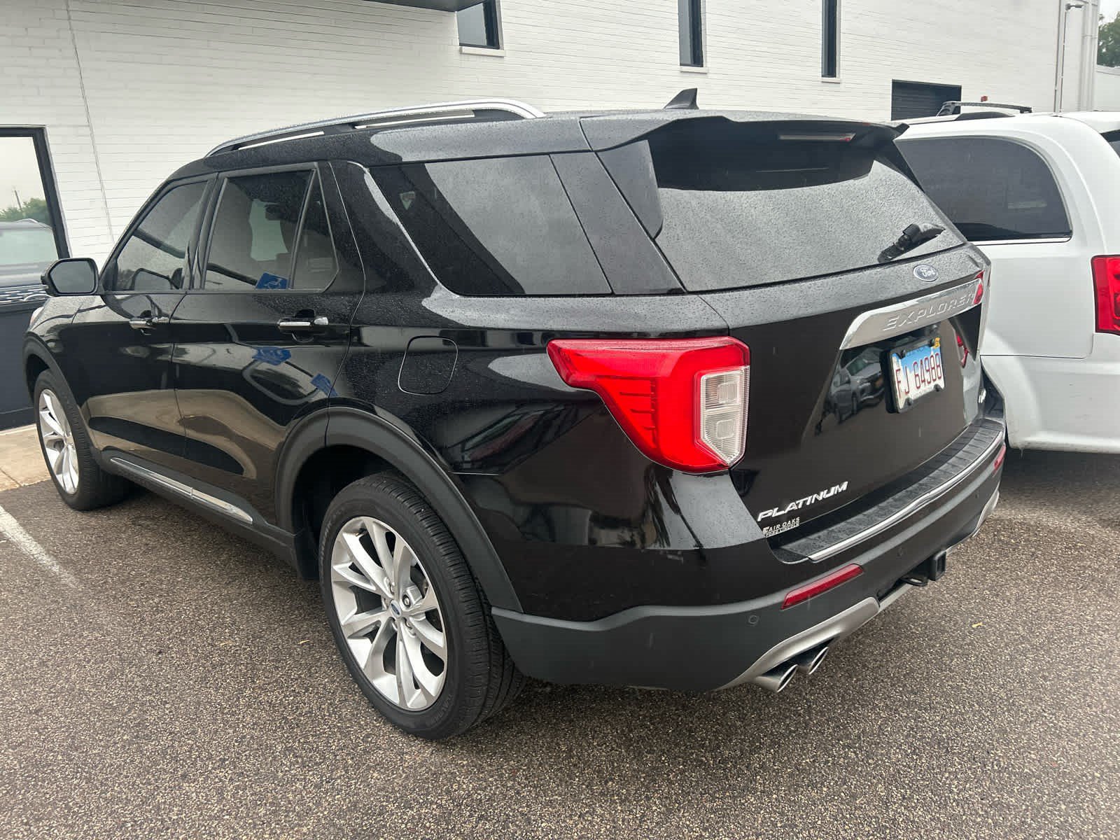 Used 2023 Ford Explorer Platinum w/ Technology Package AWD/4WD image 3