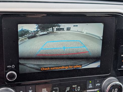 Used 2023 Toyota Highlander L image 18