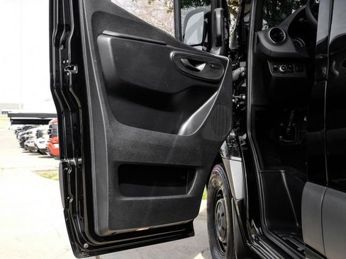 Used 2025 Mercedes-Benz Sprinter 2500 w/ Dashboard Charging Package image 33