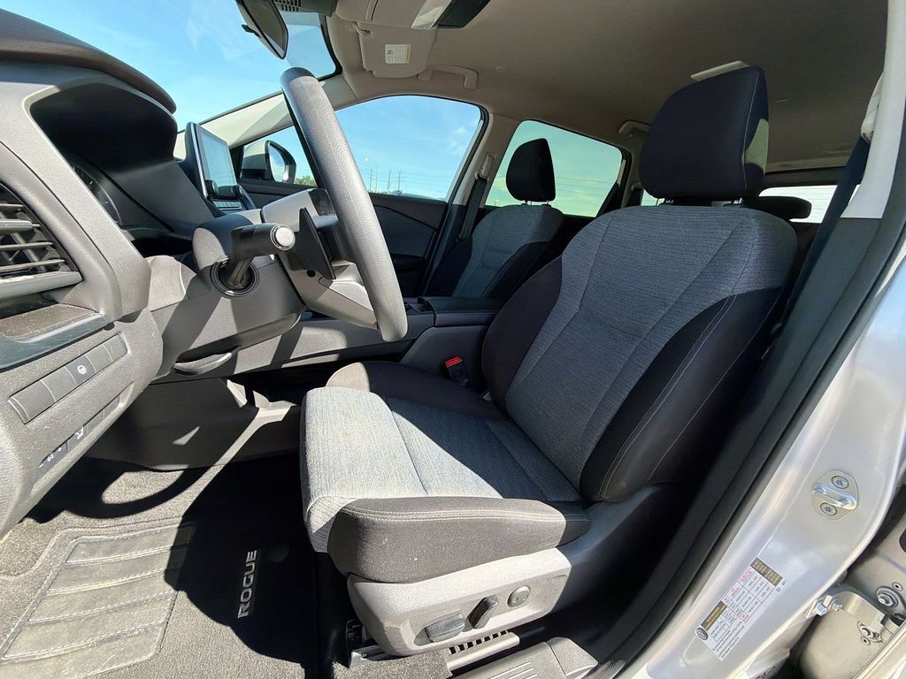Used 2023 Nissan Rogue SV AWD/4WD image 17