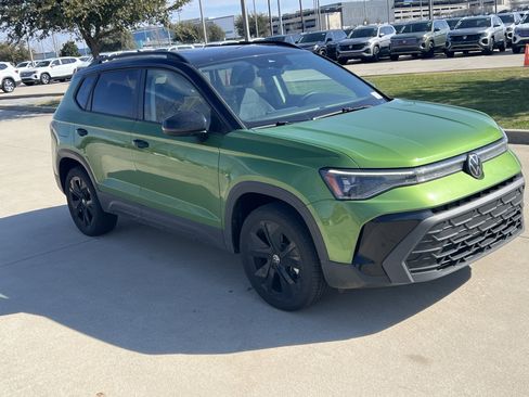 Certified 2025 Volkswagen Taos SE image 2